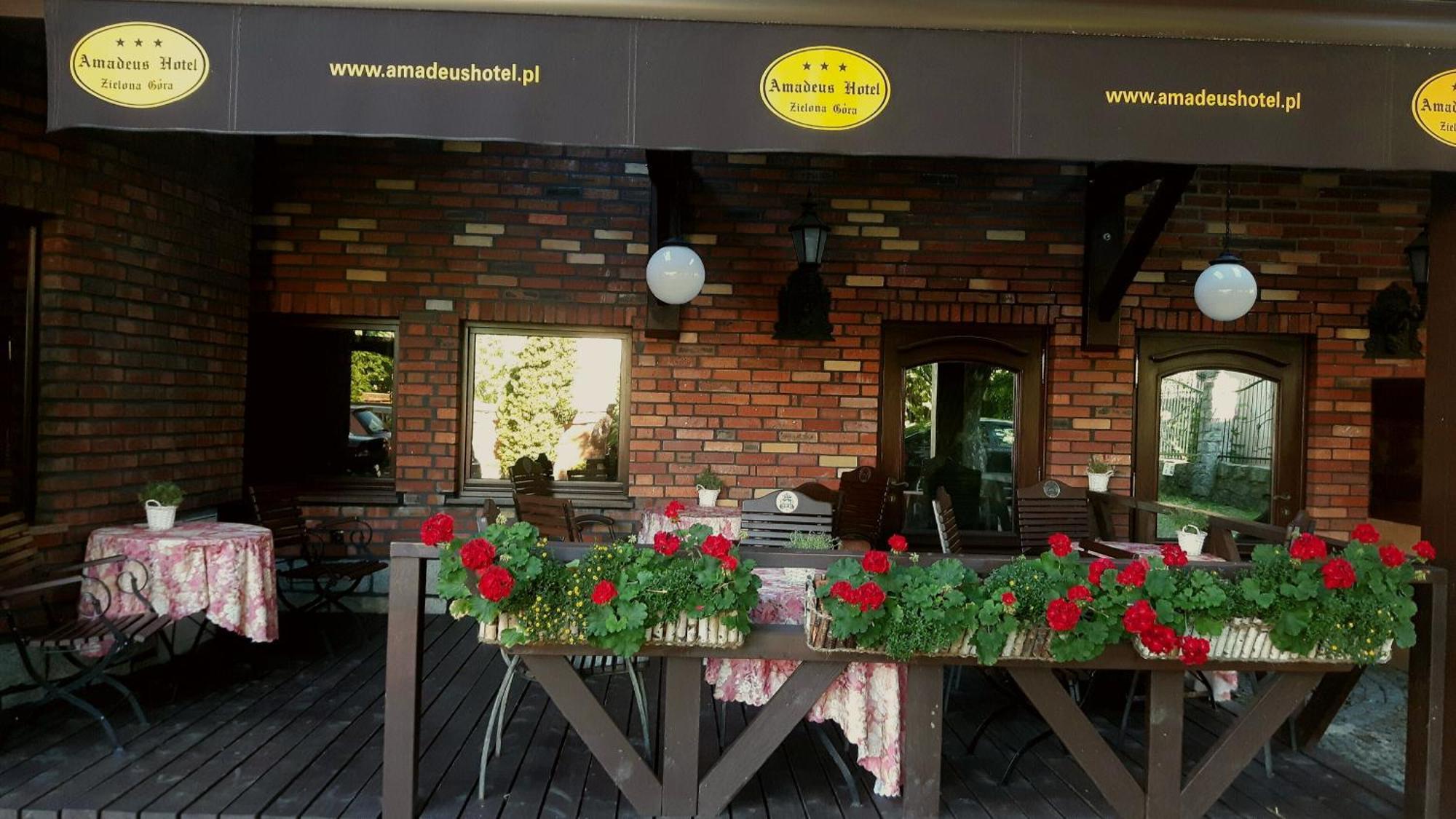 Amadeus Hotel Zielona Gora Экстерьер фото
